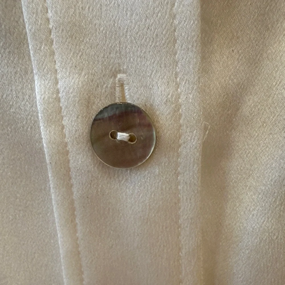 VINCE PEARL COLOR SILK SIZE XS BUTTON DOWN SHORT SLEEVE TOP - Picture 2 of 12